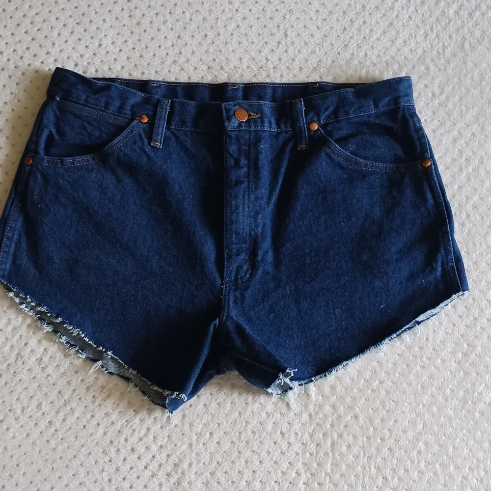 Vintage Wrangler High Waist Cut-Off Denim shorts - Picture 6 of 13
